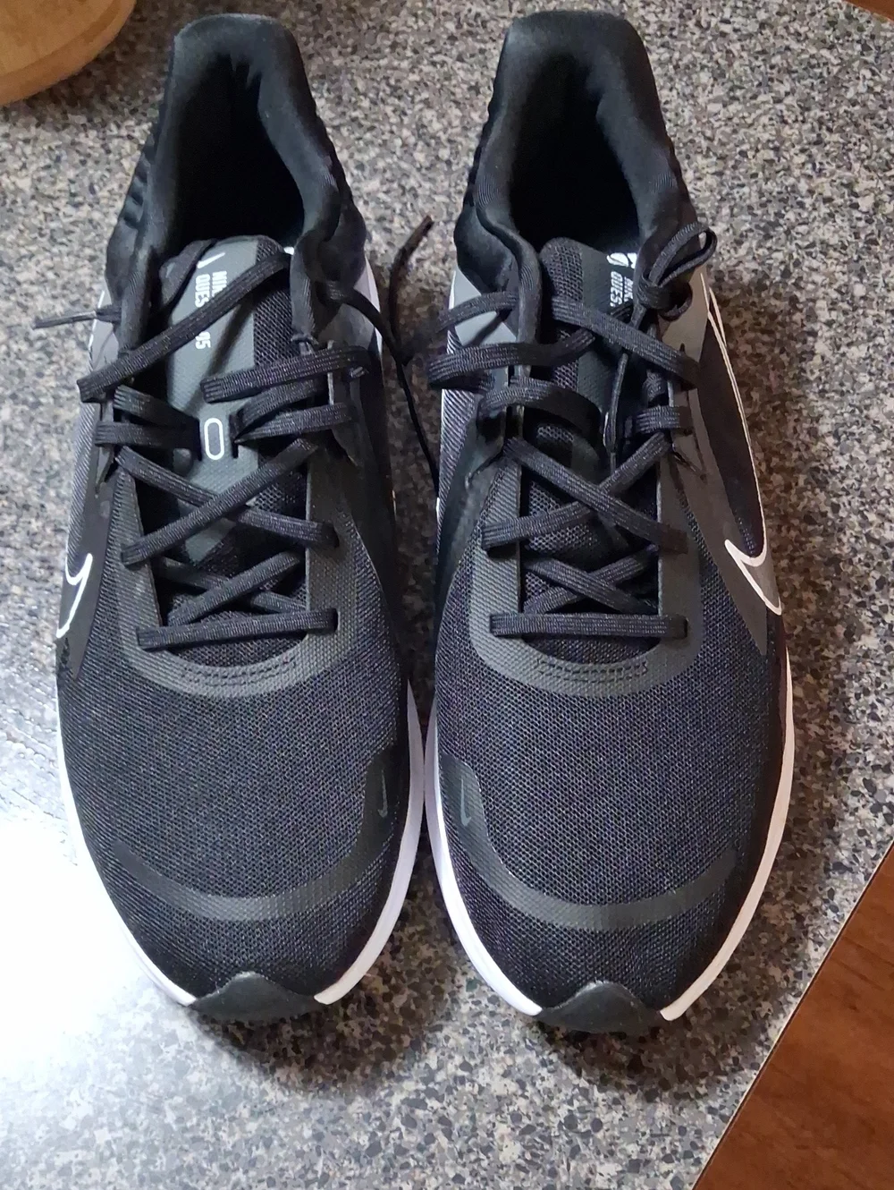 Nike Men's Black and White Athletic Running Sneakers QUEST 05 SIZE 12.5